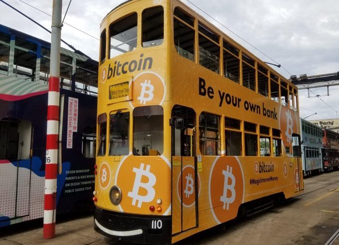 Tranvías de Hong Kong con los colores y el logo de Bitcoin BTC