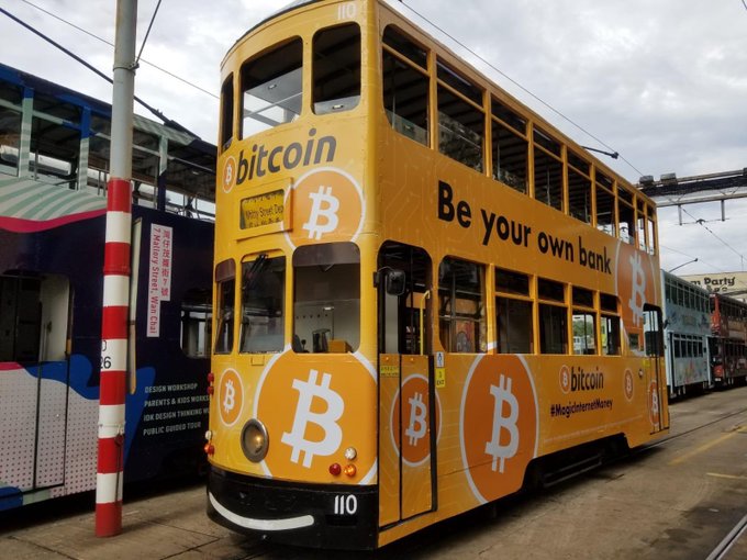 Tranvías de Hong Kong con los colores y el logo de Bitcoin BTC